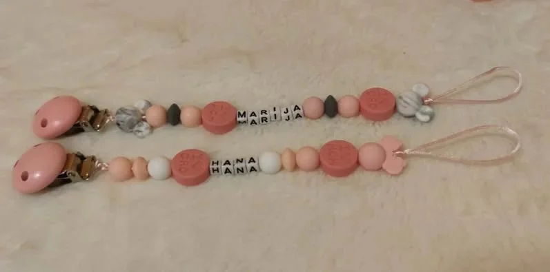 Personalizirane vezice za dude s ružičastim perlicama